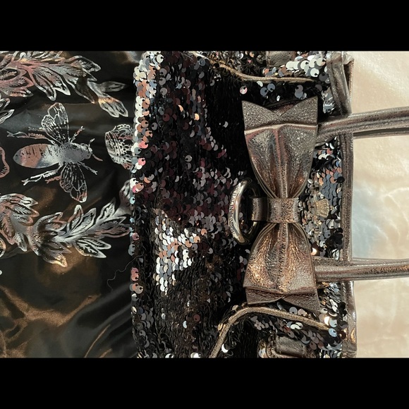 My Flat London beautiful detailed sequin black/silver purse with bow! - Picture 2 of 3